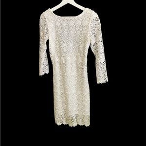 Beautiful dress w/ hidden side zipper & fully lined except for sleeves. Sz. S